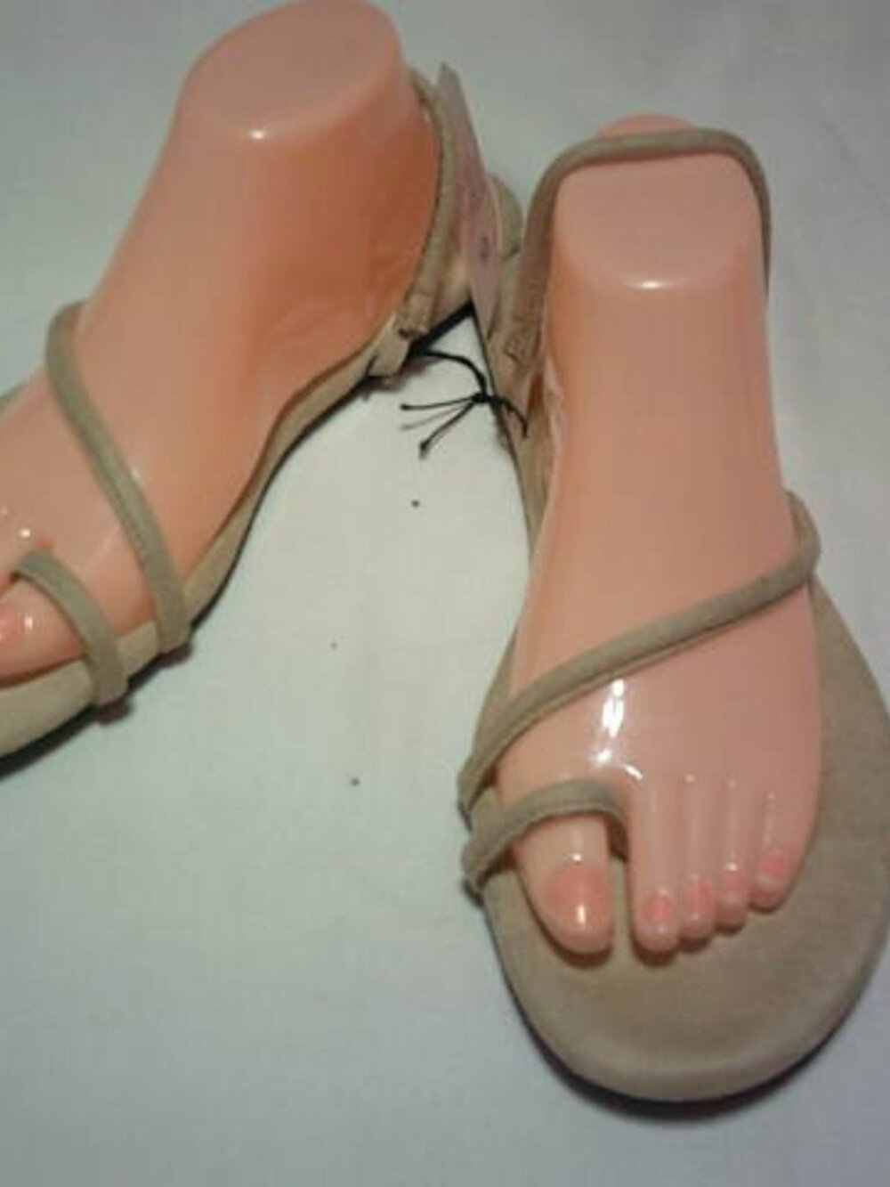 NEW WOMENS SZ 10 TIME AND TRU BARELY THERE TOE RIND SANDALS SHOES SAND COLOR 👩